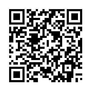 王靖露和沈甜甜拉着手走出校门来二维码生成