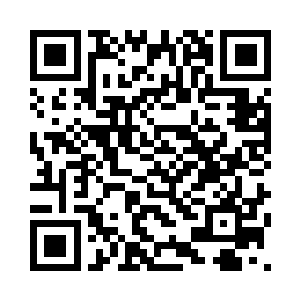 现在他正在一个年轻人面前说着话二维码生成