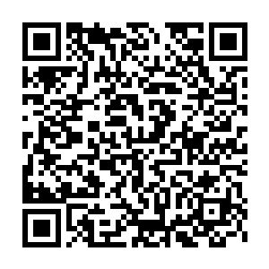 现在他要求我们立刻把那两个女孩子完好无缺的送到我的办公室这里来二维码生成