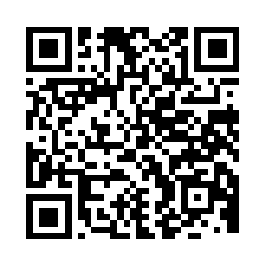 现在右手提着步枪侧靠在大腿边上掩挡二维码生成