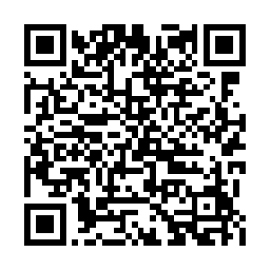 现在那三人已经跟长老们进入石头砌成的房屋里二维码生成