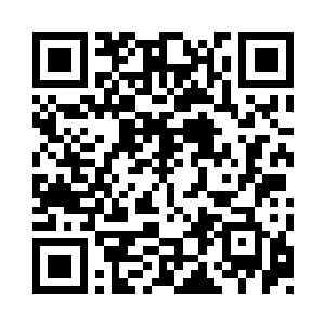 现场最少有十几个人拿着相机手机在拍摄二维码生成