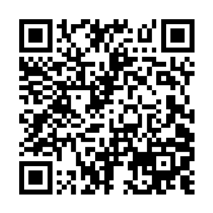 现场甚至出现两个姑娘同时给一位公子送花的情况二维码生成