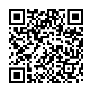 现场的工作人员纷纷帮参赛者取下丝绸带子二维码生成