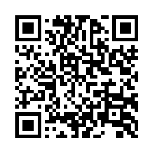 珍妮一边仰头让朱利安为她化妆一边说着二维码生成