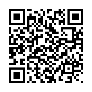 珍妮弗笑着和乔安娜最后一次合了影二维码生成