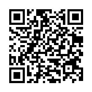 珍妮看着长凳上叠放的一大摞华服二维码生成