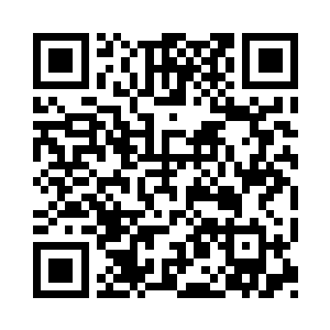 班走伸出去的手几乎都要碰着来人的皮肤二维码生成