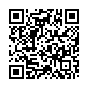 琼斯配合的把手放进杜克的臂弯里二维码生成