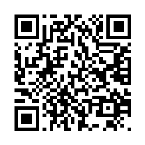 瓶中满满的液体呈现琥珀一般的色泽二维码生成