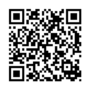 甚至把自己脑门上的头发都给拽下来一绺来二维码生成