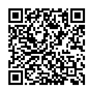 甚至有些警察也是直接走上了街头跟民众一起开始了二维码生成