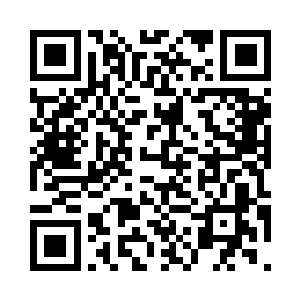 甚至有年轻人已经掏出手机咔嚓拍照二维码生成