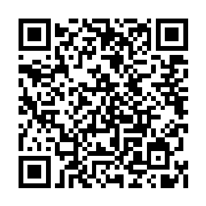 甚至苏瑷看到有一个长相姣好的年轻女人走上前二维码生成