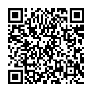 甚至还会赠送谢先生一张我们瑞士银行全球限量的钻石黑卡二维码生成