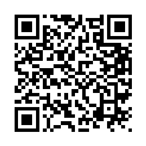 甚至还刻意的伸出来自己的大拇指二维码生成