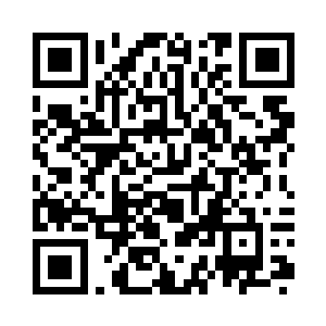 甚至还刻意的把自己的手给伸了出来二维码生成