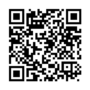 甚至还打着旁边的放大镜仔细的打量二维码生成
