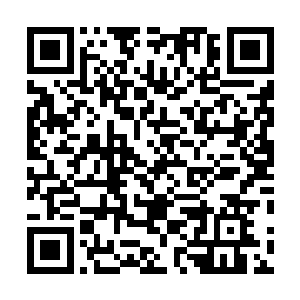 甚至还有一个台球桌和若干副没开封的扑克可供人娱乐用二维码生成