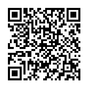 生生从这电光火石之间创造出的狭小空间里卡住了匕首二维码生成