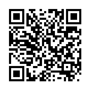 用一根颜色相称的银色细绳穿起来二维码生成