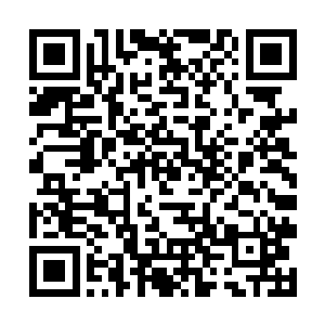 用仅剩的最后一口气将薛擎的手叠放到薛三的手背上二维码生成