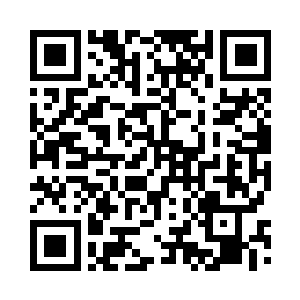 用他桌上的圆珠笔和签字笔随意涂鸦二维码生成