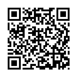 用他的手指扳住她的可爱的下巴微微抬起二维码生成