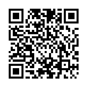 用双手接过这块不过拇指大小的白玉二维码生成