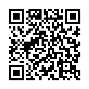 用右手把剧本接过来之后又继续放在了桌面上二维码生成