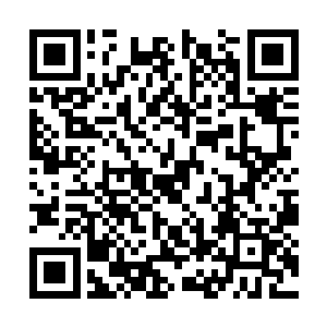 用愤恨的目光狠狠的瞪了一眼城墙上方的中年大汉二维码生成