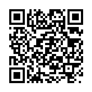 用手抚摸着前面一颗带金属底座的水晶球二维码生成