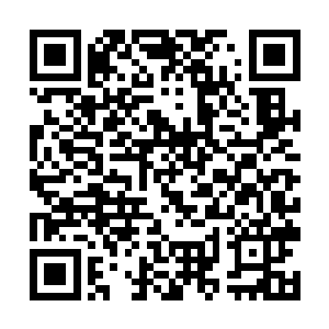 用毛巾擦着脑袋上的水珠赤着脚从卫生间里走了出来二维码生成