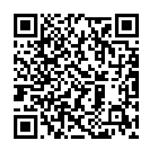 用沾着消炎药汁的棉球将黑红色的脏污慢慢的吸取二维码生成