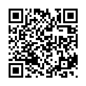 用涂得嫣红的手指把背包上的褶皱理平二维码生成