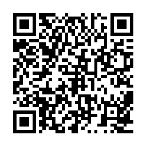 用脚尖勾起散落在后面车厢里的一个火焰喷射器的压缩燃料瓶二维码生成