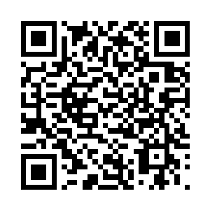 用脚尖在地面上画了一个小小的半弧二维码生成