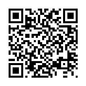 用自己手里的伞给两个学生家属遮雨二维码生成