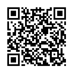 用视线描绘着男人的仿若雕刻一般的俊美五官二维码生成