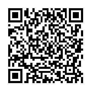 电光火石间一边反射性地快速侧低头朝乌云看去二维码生成