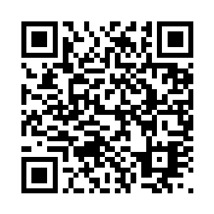 男主角在拿着枪的政府士兵的大叫下二维码生成