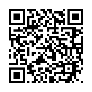 男人将两只油汪汪的烤黄鱼放在了小桌上二维码生成