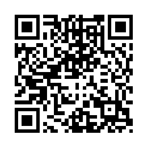 男人把一只小巧的光碟递景黑色轿车二维码生成