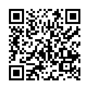 男人的大手正在给她理着湿嗒嗒的头发二维码生成