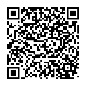 男人眯成一条缝的眼隐约看着镜子里那个如同从地狱走出的恶魔女子二维码生成