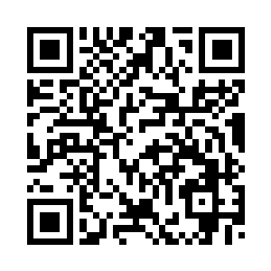 男子一脸激动的握着洛悠悠的双肩二维码生成