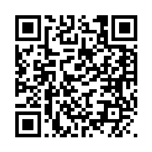 男子突然伸手进到白大褂一边的大口袋里二维码生成