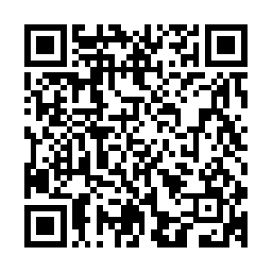 男子那样子就像电视电影里演的富家公子在等待追女孩子一样二维码生成