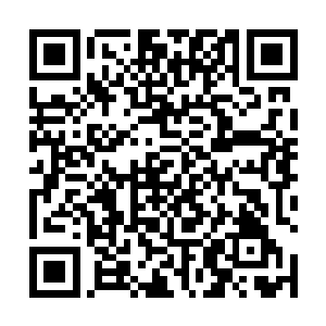 男男女女都围着坐在主位上的一位四十多岁的中年男子二维码生成