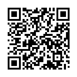 画儿正在院子里专心的为一件锦袍刺绣二维码生成